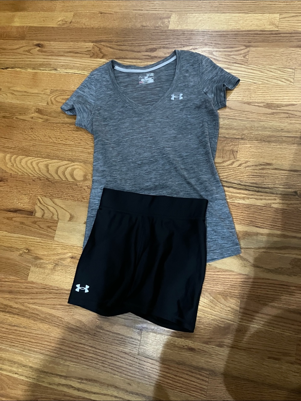 Under Armour Gray Performance V-Neck Tee with Black Athletic Skort Sz XS EUC